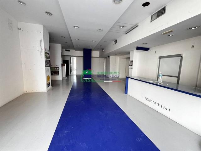 Palazzina commerciale in affitto a Comiso