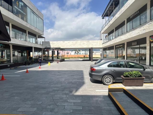 LOCALES COMERCIALES EN RENTA DENTRO DE PLAZA COMERCIAL