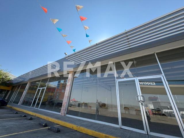 Locales comerciales en renta en estación de servicio con Oxxo, a 2 km. del Aeropuerto, sobre Nvo. Periférico