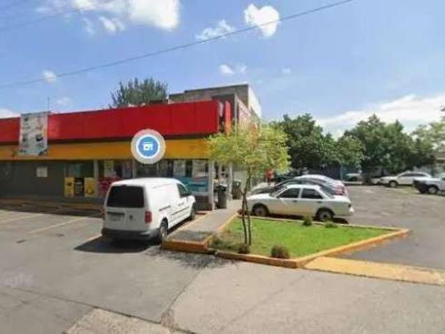 Locales comerciales sobre Lazaro Cardenas en placita