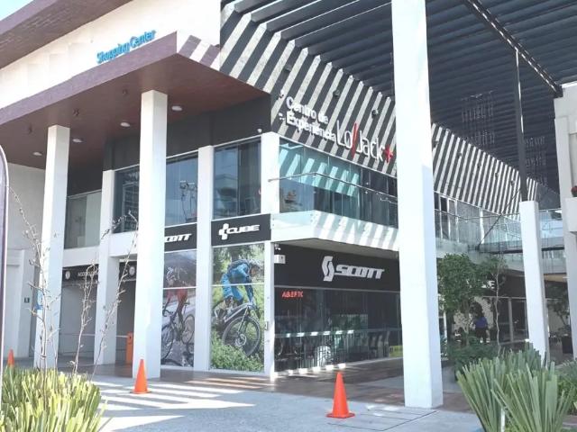 Locales en Plaza Comercial en Angelópolis Plaza Comercial en 2 Niveles con estacionamiento