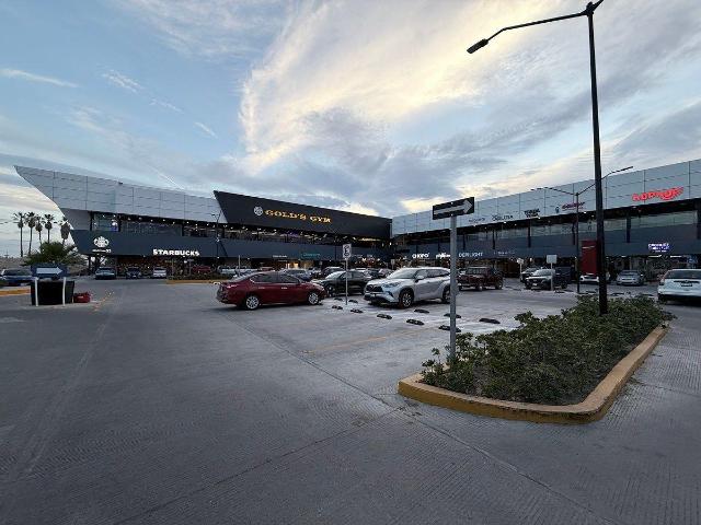 LOCALES EN RENTA PLAZA GARZA SADA