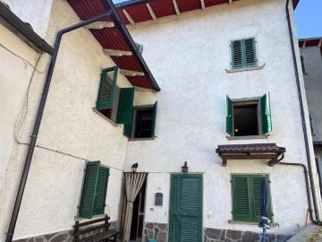 località la Rocca 8 vani 220mq