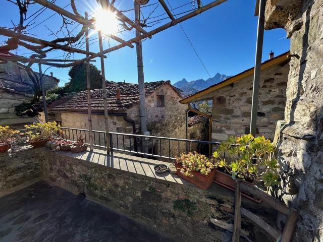 Località Luscignano 18 9 vani 255mq