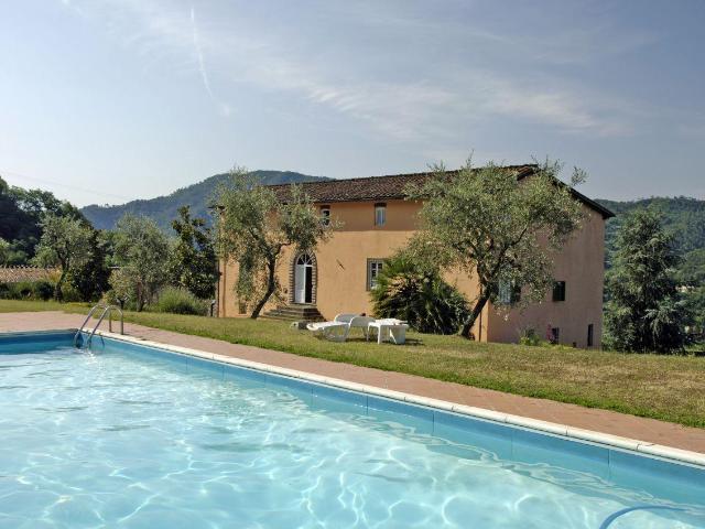 Località Mencone 8 23 vani 1100mq