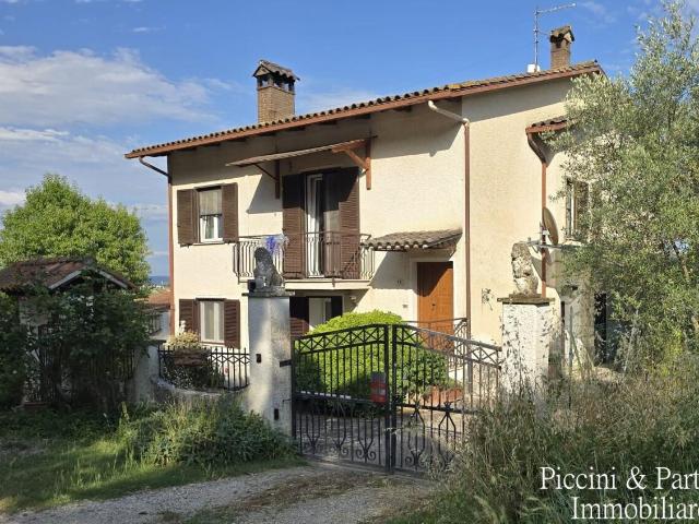 Località Mecucciami 14 12 vani 260mq