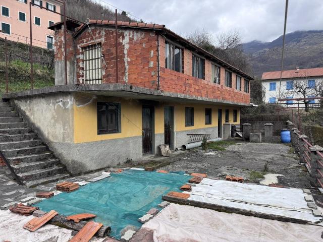 Località Sopraloroce 11 6 vani 90mq
