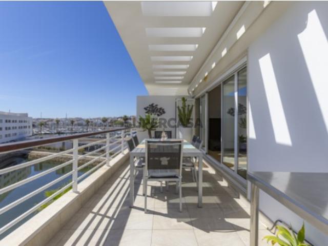 Localização Premium na Marina de Lagos Apartamento T2 no Último Andar Elegância, Luz e Tranquilidade Absoluta