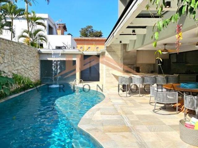 Localização privilegiada! Casa nova com 5 suítes, piscina e sauna à venda em Juquehy