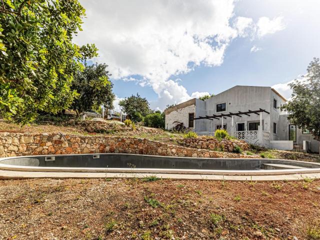 Localizada a 300m da EN125, com fáceis acessos à A22 e a 10. 416m² Loulé São Clemente