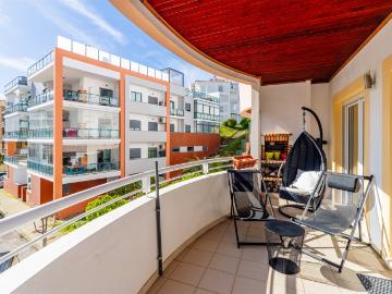 Localizado no 4.º andar de um edifício bem conservado com el. 140m² Lagoa e Carvoeiro