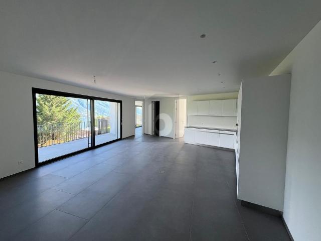MODERNO ED ELEGANTE CON SPETTACOLARE VISTA LAGO