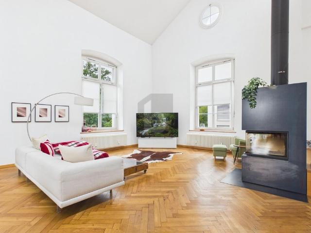 UNIQUE LIVING – A RARE OPPORTUNITY