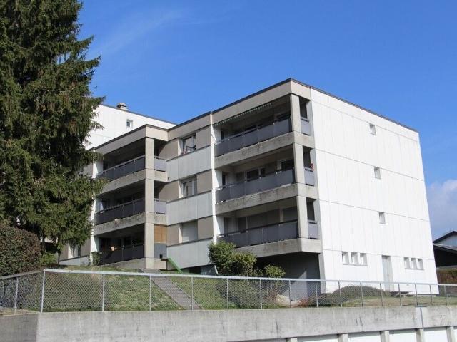 Large 3½ room apartment just steps from public transport and shopping centers