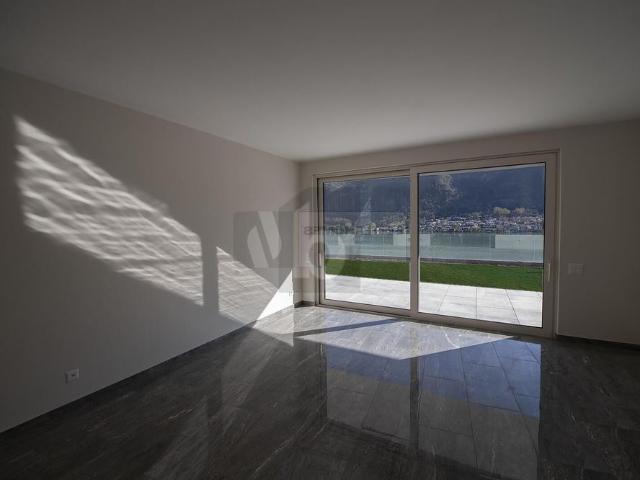 MODERNO E SPAZIOSO CON AMPIO GIARDINO