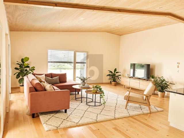 HIGH QUALITY TERRACE OASIS WITH PLENTY OF LIGHT!