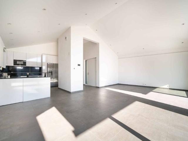 An exceptional property combining comfort, modernity, generous spaces and lake views