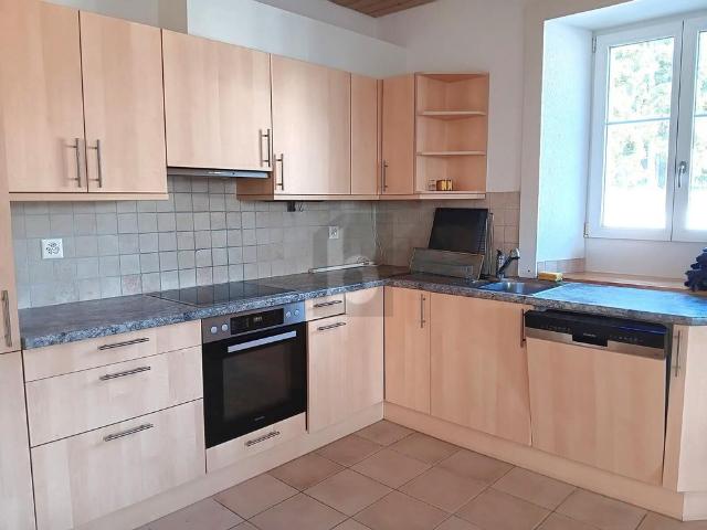 LUMINOUS, SPACIOUS, CLOSE TO THE LAKE!