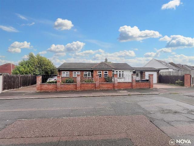 Locarno Avenue, Luton LU4, 3 bed detached bungalow to rent, £1,850 pcm | PrimeLocation