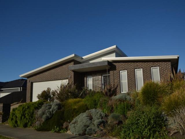 LOCATED CLOSE TO SCHOOLS, CAFES AND WALKING TRACKS