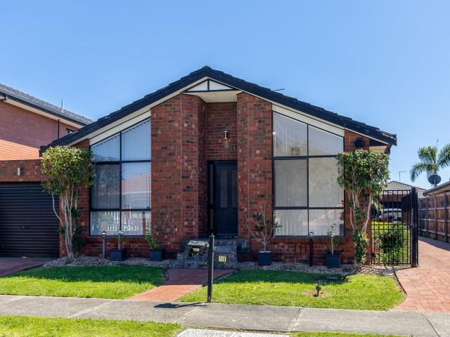 LOCATED CLOSE TO THOMASTOWN STATION