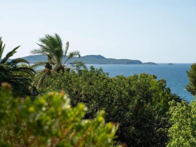 Located in one of the most sought after areas of Carqueirann. 280m² Carqueiranne