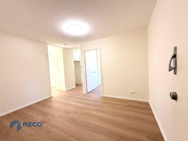 Located in a quiet neighbourhood, this rare 2 bedroom plus study ground floor apartment is set within a solid full brick building and has been fully renovated throughout. Bright and welcoming, it features north facing bedrooms with natural light throughou