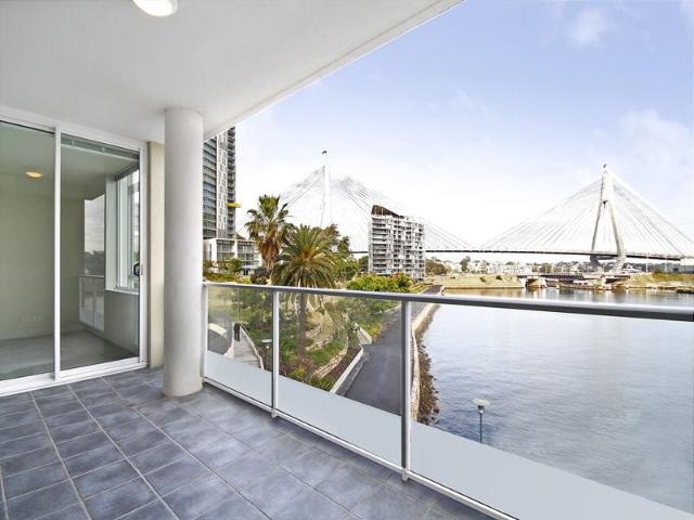Located in the Bridgeview complex of Jacksons Landing, this two bedroom apartment is surrounded by the peacefulness of Waterfront views, and is in an excellent location to everything from public transport to eateries and shopping complexes