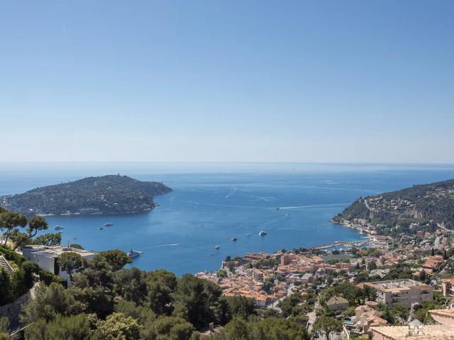 Located in the most sought after private domain in Villefran. 400m² Villefranche sur Mer