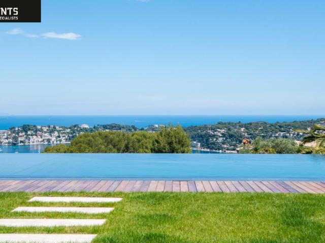 Located in the prestigious residential area of the Villefran. 430m² Nice