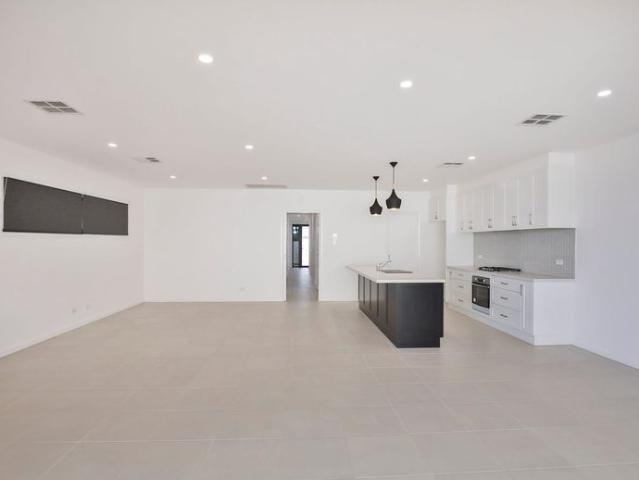 Located just a short stroll to CBD & restaurants