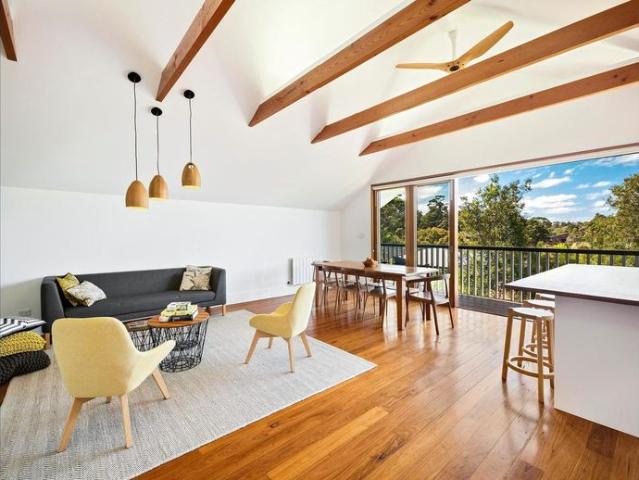 Located just minutes walk from local shops and cafes, city transport