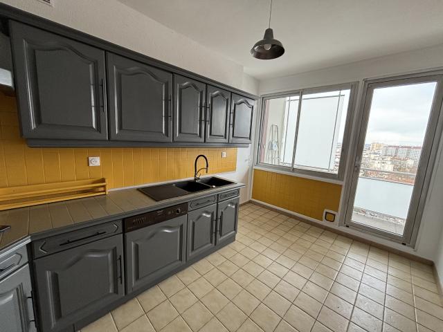 LOCATION 69008 LYON APPARTEMENT T4 au 10ème étage vue dégagée balcons repeint à neuf chauffage inclu