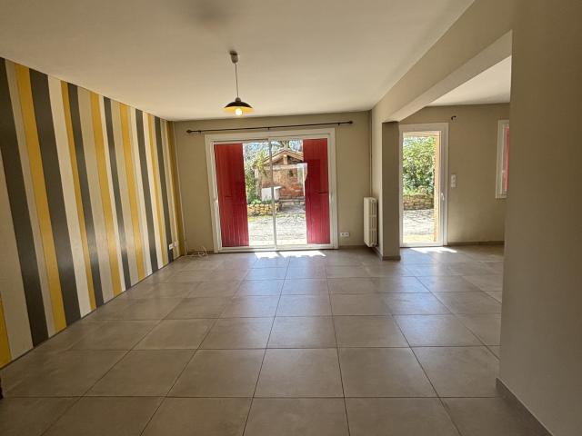 Location 10 MN CASTELNAUDARY COMMUNE DE MIREVAL MAISON DANS CORPS DE FERME DE TYPE 4/5 AVEC TERRAIN ET DÉPENDANCES
