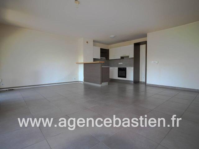 LOCATION T3 NON MEUBLE 1ER ETAGE GARAGE CAVE PLEIN CEN