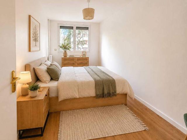 Location T2 avec balcon Paris 15e — Avenue Félix Faure