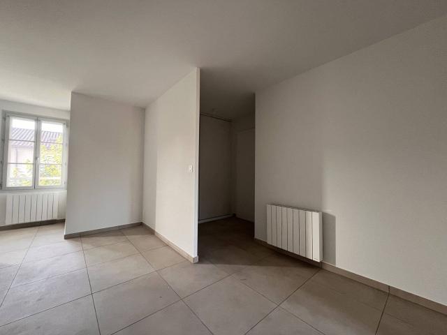 LOCATION T2 AVEC STATIONNEMENT CENTRE JASSANS