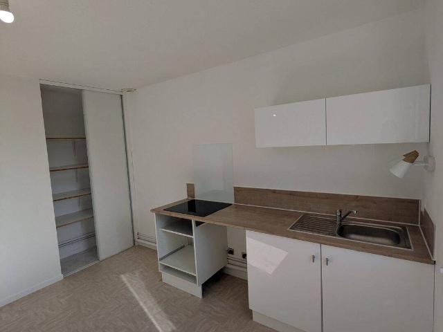 location T2 nu avec garage