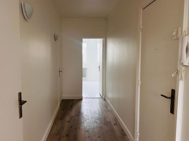 Location vide 3 pièces 673 m2 COURBEVOIE
