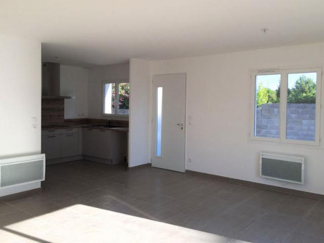Location villa T4 plain pied 87 m² avec jardin clos et garage / Sainte Eulalie village calme