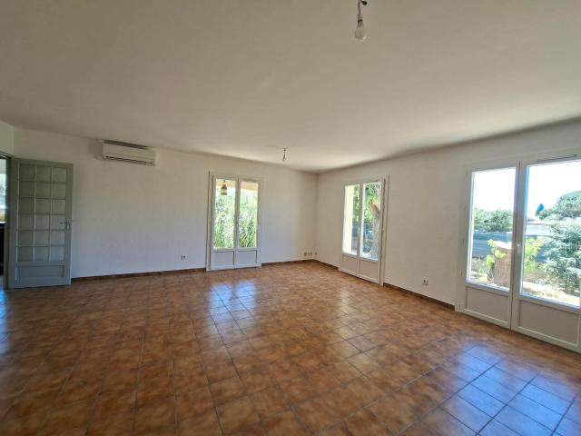 Location Villa T5, de plain pied, de 124 m2, avec terrain, terrasse couverte, cellier