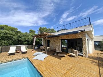 Location Villa meublée T6 de 145 m2 avec deux grandes terrasses panoramiques, piscine chauffée NIMES