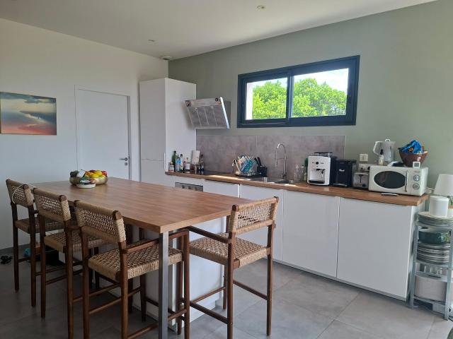 Location Villa meublée T6 de 145 m2 avec deux grandes terrasses panoramiques, piscine chauffée NIMES