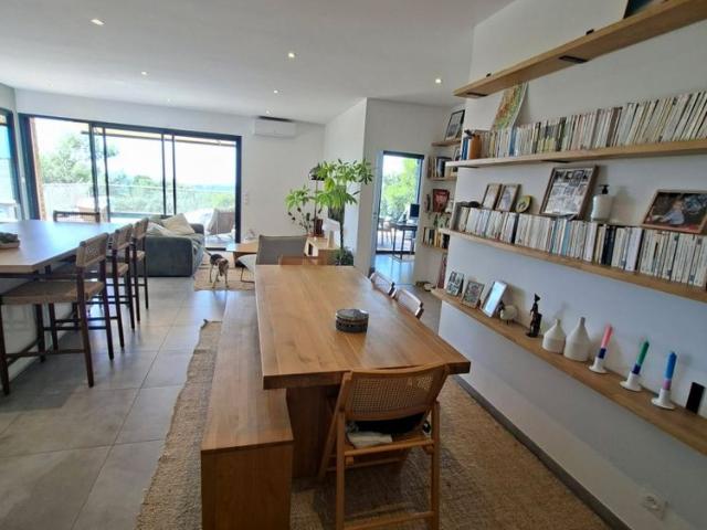 Location Villa meublée T6 de 145 m² avec deux grandes terrasses panoramiques, piscine chauffée NIMES
