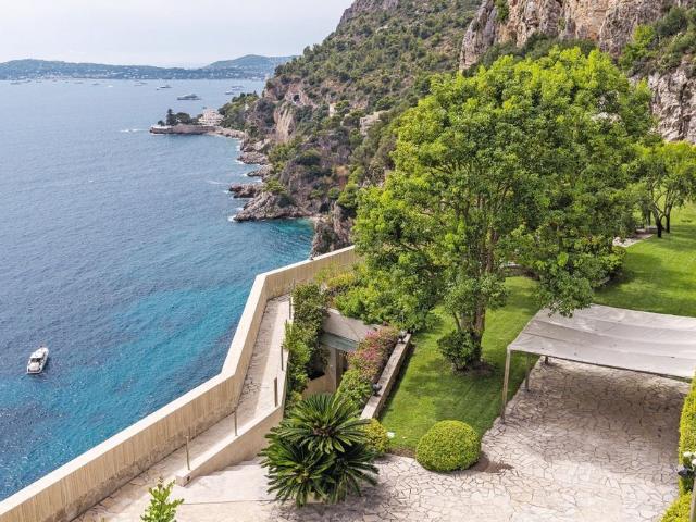 LOCATION VILLA MODERNE AVEC ACCÈS À LA PLAGE
