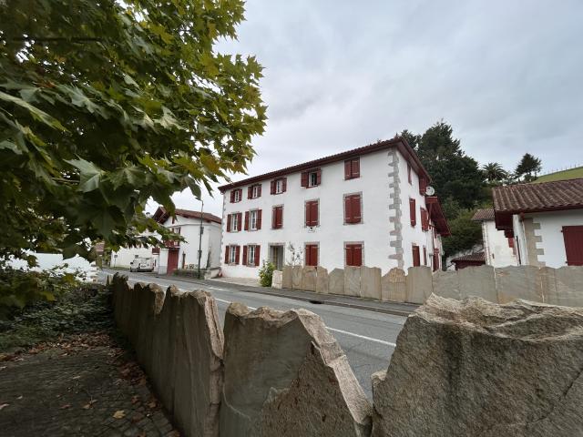 Location A AINHOA, appartement T3 en second et dernier étage de maison avec cave et parking aérien. | ERLEA IMMOBILIER