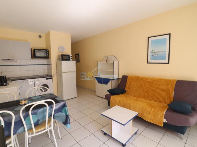 Location à l'année, T2 + parking, dans résidence en front de mer avec piscine