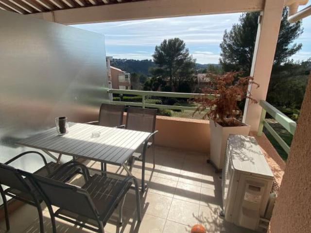 LOCATION A L'ANNEE STUDIO MEUBLE VALESCURE