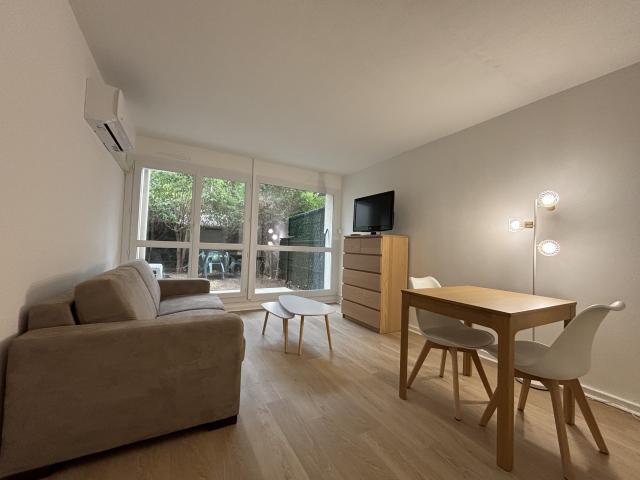 Location À LOUER: Appartement de type studio situé à Nîmes, dans le quartier Montaury. Ce bien, d'une superficie habit | Tourdiat Immobilier