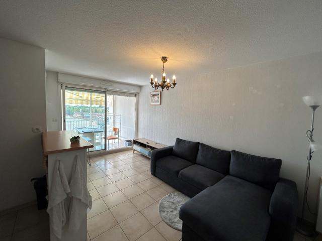 location annuelle superbe appartement T2 dans résidence récente avec piscine